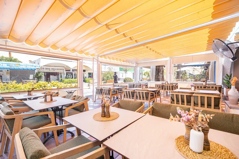 Transfer of renovated restaurant with license, extractor hood and terrace in Magaluf, Calvià — photo 3