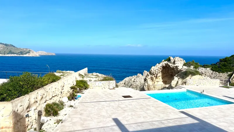 Welcome to your new home! This impressive luxury townhouse, located on a cliff on the first line of the sea, offers stunning views — photo 2