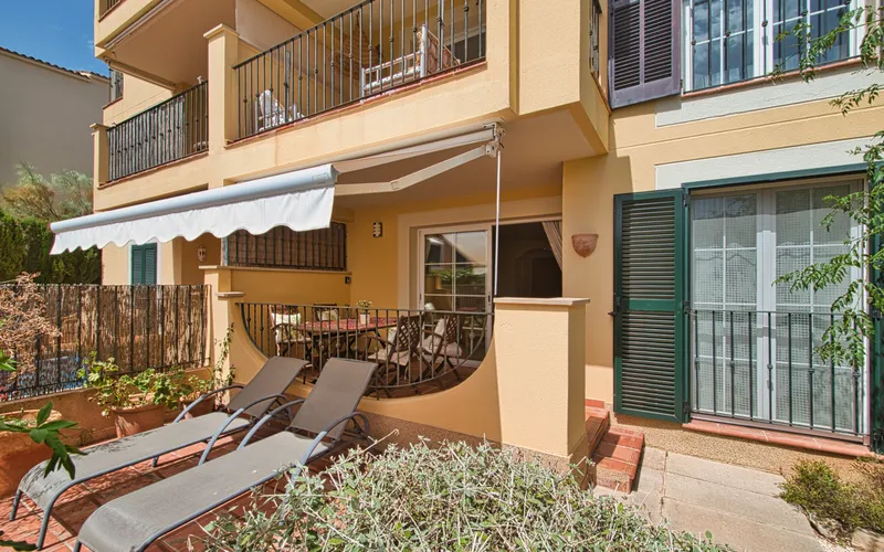 Garden apartment in a popular residential complex with a large pool, within walking distance of the ... — photo 3