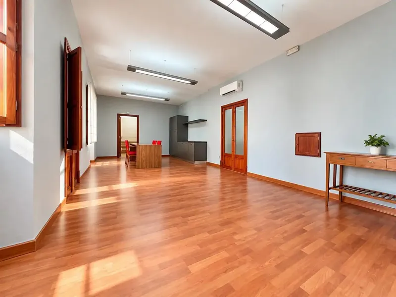 Spacious and bright corner property with facade and access to two streets — photo 1