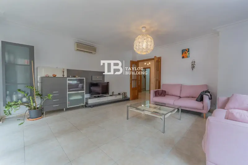 Apartment for sale in Palma de Mallorca, Balearic Islands, in the S’Escorxador area. A spacious and functional home with 153.00 m2 — photo 2