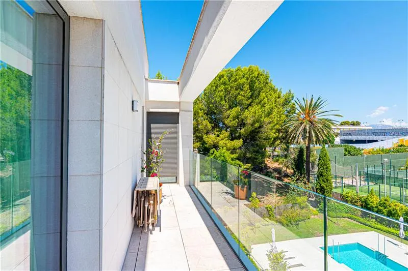 Semi-new penthouse in a residential complex with swimming pool in the Colegios area — photo 3