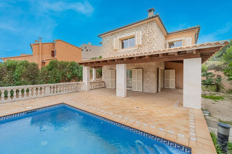 Luminous house with swimming pool — photo 1
