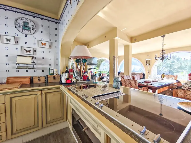 At first glance, this exceptional property captivates with its unique atmosphere. Its privileged location near the sea, its sunny terraces and — photo 10