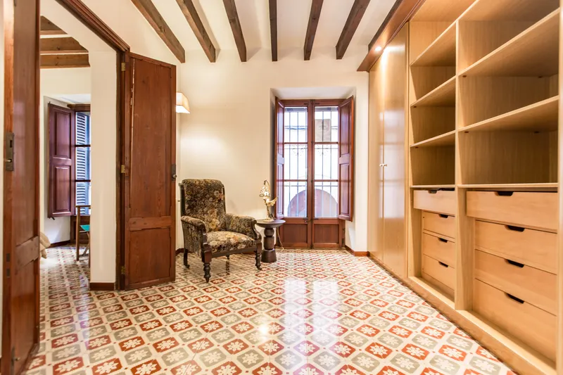 Spacious apartment in a quiet area of the Old Town – Monti-Sión — photo 8