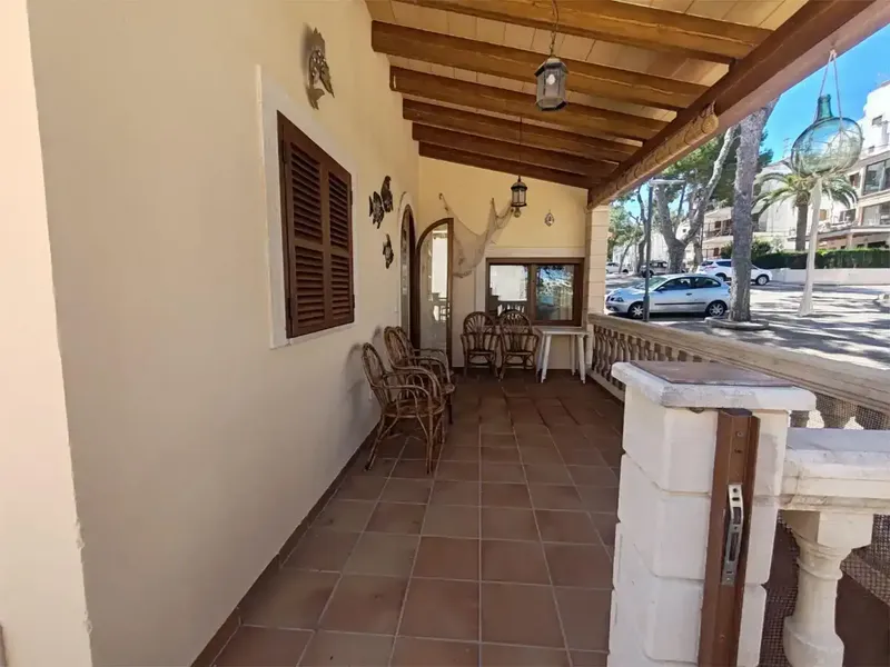 Alquiler de larga duración. Chalet a 50m del mar aproximadamente. Consta de terraza delantera con porche y vistas al puerto, terraza trasera — photo 4