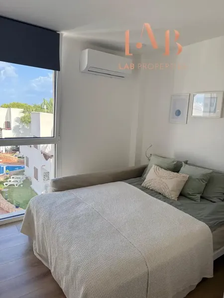 Te presentamos esta atractiva vivienda situada en Cala d’Or, una propiedad que destaca especialmente por sus amplios espacios exteriores y p — photo 3