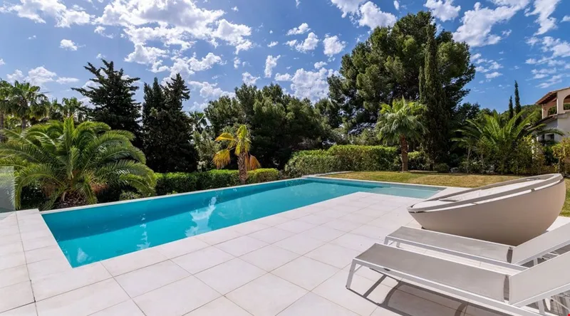 Refurbished five-bedroom villa with a rare flat garden for sale in Camp de Mar — photo 5