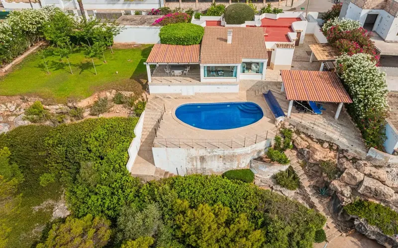 En primera línea de mar presentamos esta encantadora villa de estilo mediterráneo en Cala Pi. La fabulosa propiedad con vistas panorámicas d — photo 2