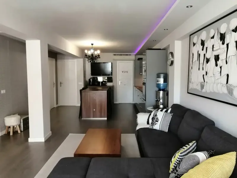 This is a completely renovated ground-floor property in very good condition. It is located in Port Adriano, accessed via the slope — photo 5