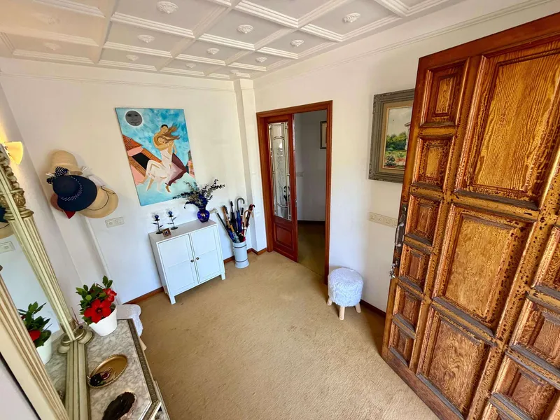 Retro villa with pool, sea views, tennis court and private cinema room – a house with great potential. — photo 10