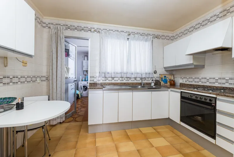 Spacious apartment with parking included on Calle Aragón — photo 10
