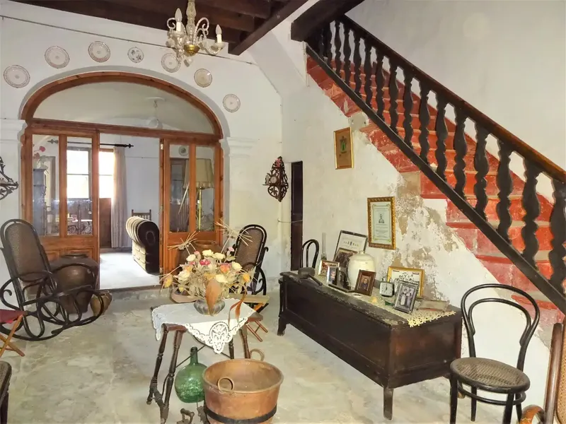 Exceptional manor house in Muro dating from 1919, distributed over 3 floors. It consists of entrance hall, living-dining room with arch — photo 2