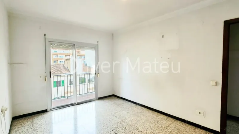 Fifth floor with elevator in Bons Aires area, just 10 minutes from the center. It has 105 m² usable with 4 bedrooms, three double — photo 6
