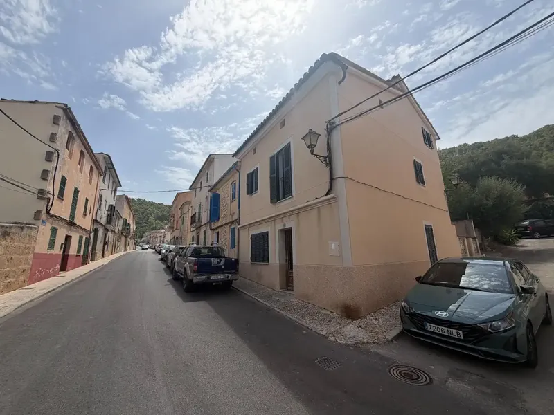 On the main street of S'Arraco, we find this large property to renovate with many possibilities. — photo 3