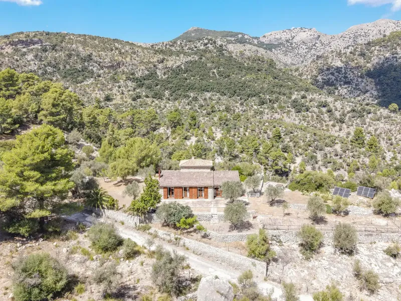 This exceptional finca with a plot of approx. 42,000 m² is located in a spectacular natural paradise between Orient and Alaró, in — photo 3