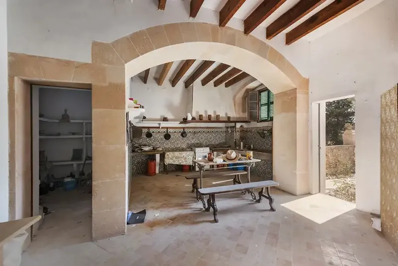 This enormous finca, for sale in Algaida, originally dates from the 15th century and includes a main house, several outbuildings and extensive land — photo 5