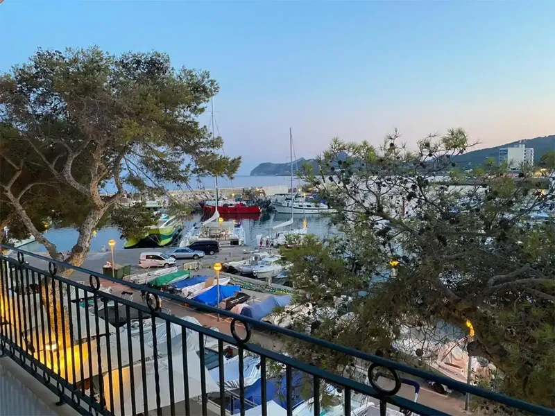 Vivienda con impresionantes vistas del puerto marítimo, costa y paseo marítimo de Cala Ratjada. Amplio salón-comedor con salida a terraza co — photo 4