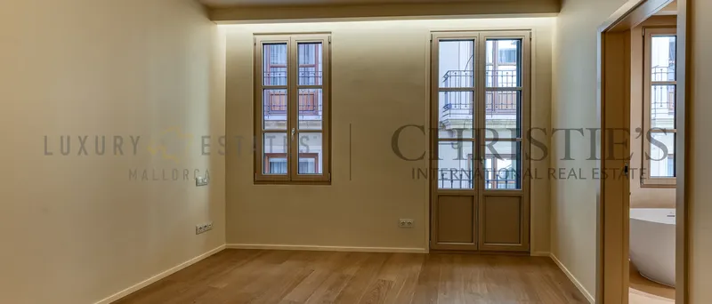 Large renovated apartment in Palma with communal roof terrace with sea views — photo 4