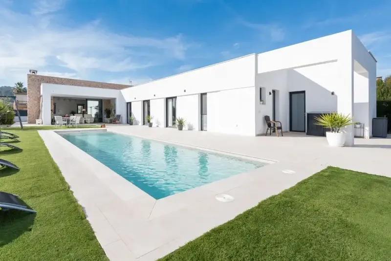 For sale in the coveted area of Crestatx, this exquisite villa offers a quiet and cozy retreat situated on a generous plot of ca — photo 1