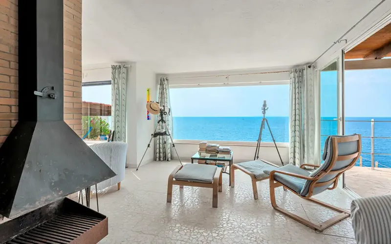 En primera línea de mar presentamos esta encantadora villa de estilo mediterráneo en Cala Pi. La fabulosa propiedad con vistas panorámicas d — photo 5