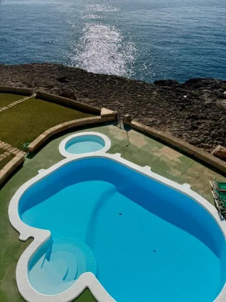 Bright, light-filled apartment on the first sea line in Portocolom — photo 2