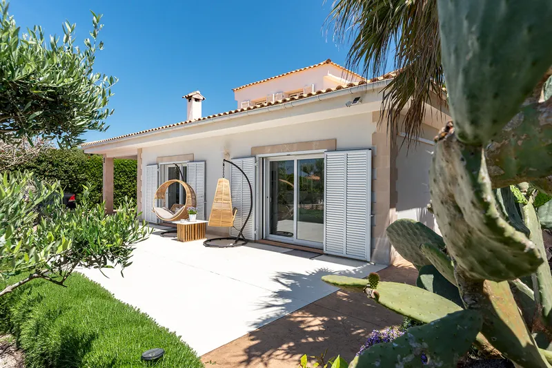 Dream villa with pool and adjacent building plot with Mediterranean garden — photo 3