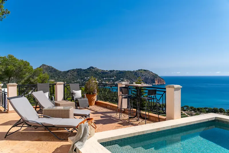 Every dawn in this villa is a private spectacle. The intense blue of the Mediterranean accompanies every moment, stretching from Canyamel — photo 2