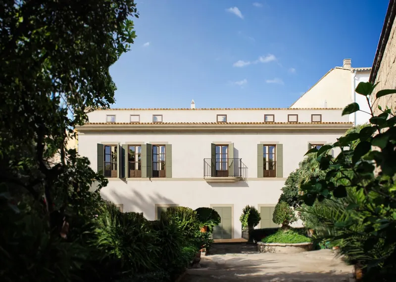 Contemporary style apartment for sale in Palma Casco Antiguo with private terrace and wooden beams — photo 1