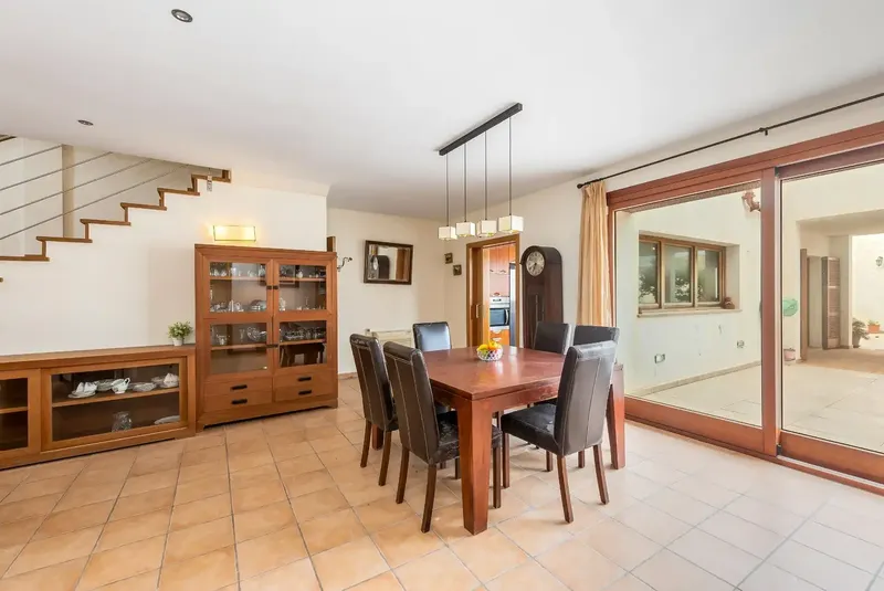 Located in Colònia de Sant Pere, this house opens onto a large living-dining room of generous dimensions, the true heart of the home. — photo 5