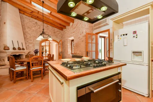 Santanyi: Mediterranean natural stone finca with pool and holiday rental license on the edge of the village of Santanyí — photo 9