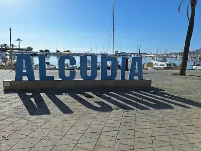 Piso moderno reformado con dos grandes terrazas en Puerto de AlcúdiaPrecio de venta: 429.000 — photo 5