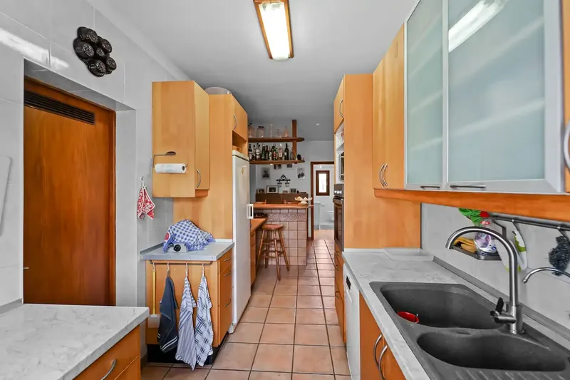On a plot of 974 m², there is a building with an approximate area of 288 m², divided into the main house and the guest apartment — photo 11