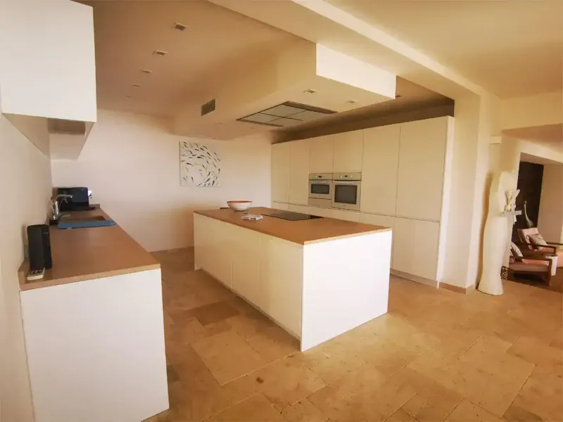 Esta villa moderna se ubica en la exclusiva zona de Cala Llamp en Port d´Andratx, y ofrece hermosas vistas al mar y puestas de sol. La villa — photo 8