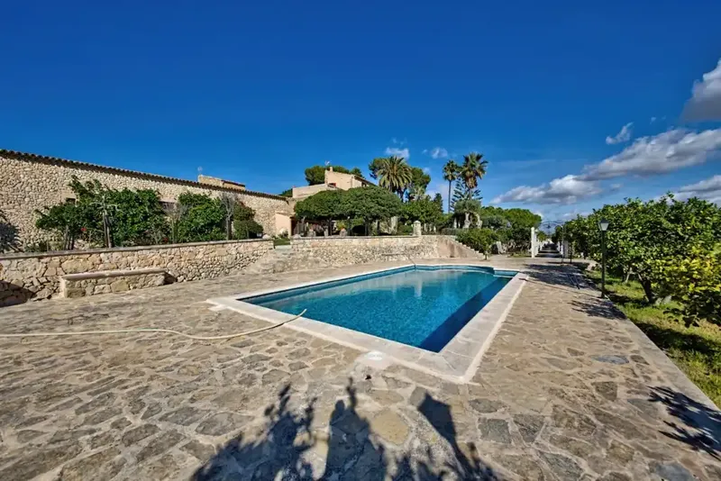 This spectacular rustic finca dating from the 17th century is located on a huge plot of more than 400,000 m2 between Montuïri and Vilafranca de Bonany — photo 1