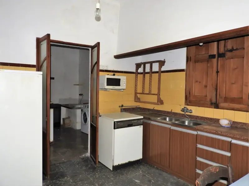 Three-storey Mallorcan manor house on a corner in Felanitx. It has several living rooms, 8 bedrooms, 2 bathrooms, kitchen. — photo 9