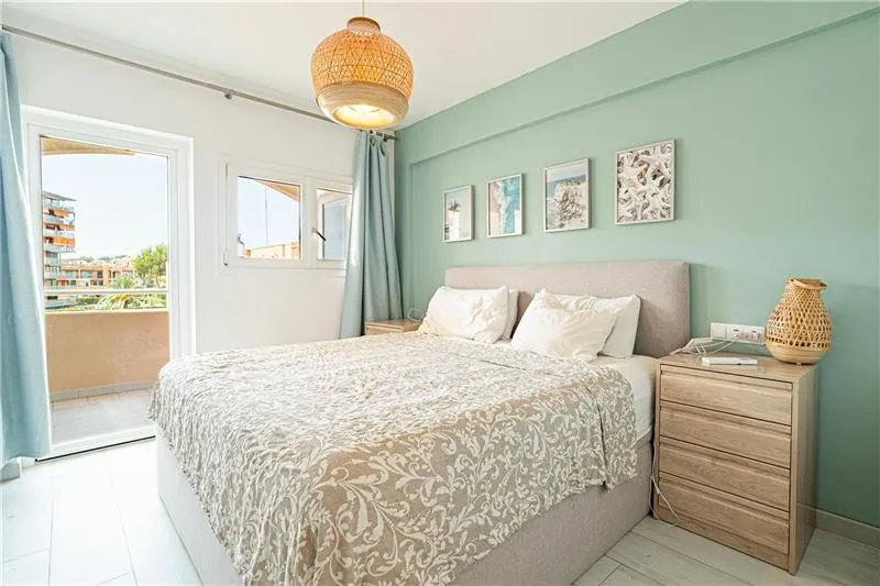 Fully renovated apartment with partial views of the sea and the harbor — photo 7
