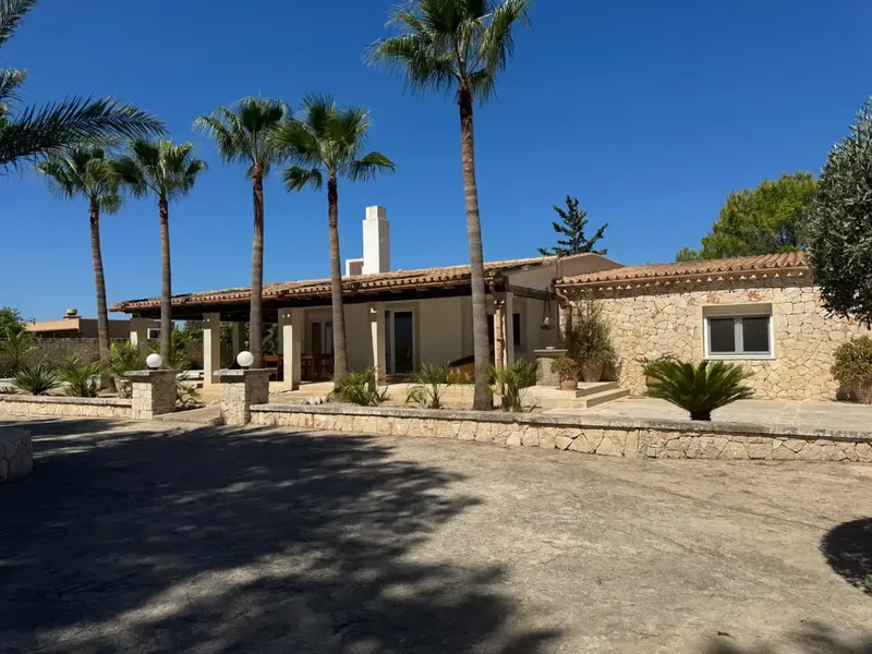 Discover this magnificent 383 m² home on a spectacular 2,804 m² plot — photo 2