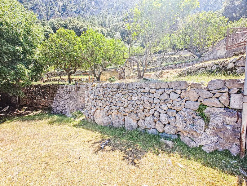Mallorcan charm and great renovation potential in a privileged setting in Sóller — photo 12