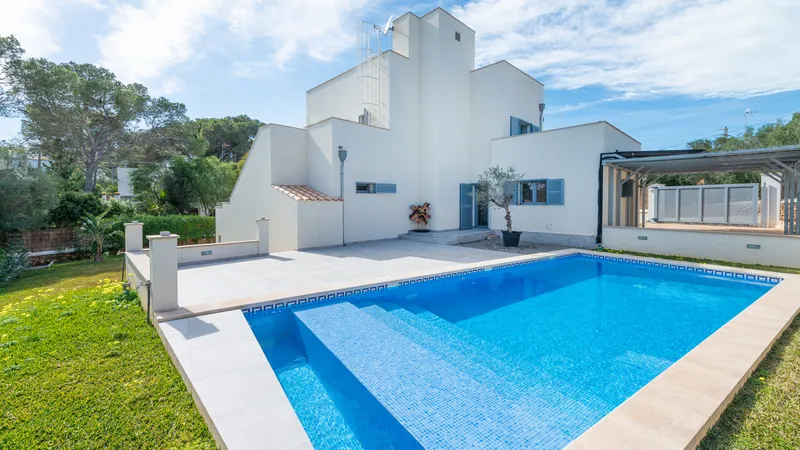 Great villa for sale in Porto Petro, completely reformed in modern style, with large pool and garden — photo 1
