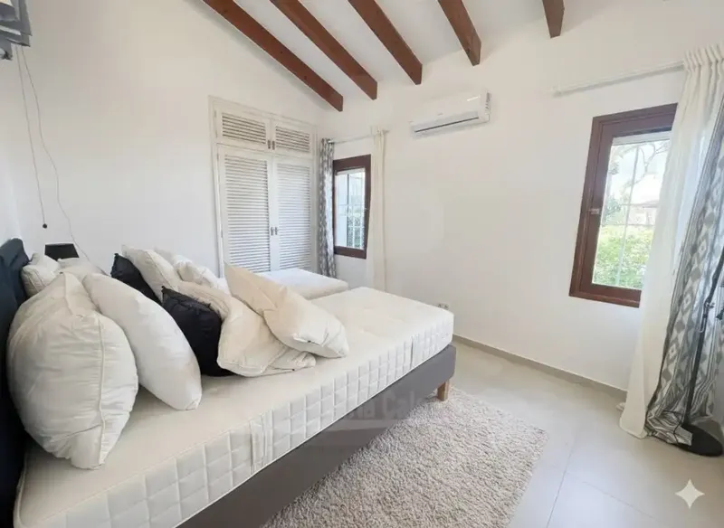 Authentic Ibizan-style villa, renovated in 2023 with electricity, plumbing, kitchen, bathrooms, impeccable floors and partially double-glazed windows — photo 10