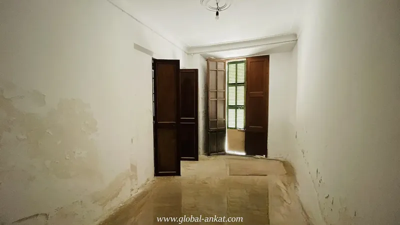 Manor-style townhouse with typical Mallorcan architectural details, such as arches and exposed beams, located in a privileged area — photo 7