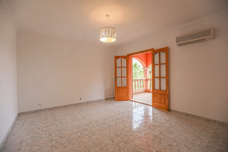Lovely villa with garden and pool in a prestigious location in Santa Ponsa — photo 6