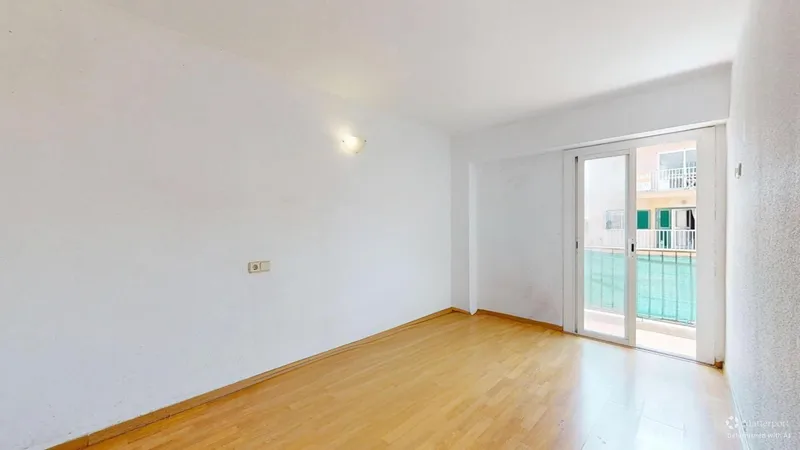 Three-bedroom apartment with large balcony just 100 meters from the beach — photo 6