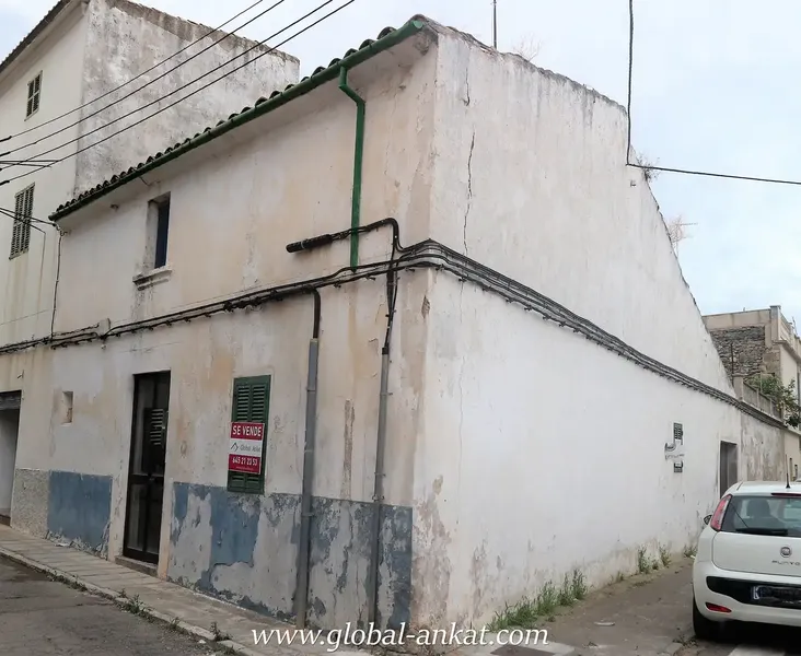 Corner house to renovate in Felanitx, with a building of 187m2 on a plot of 202m2. — photo 1