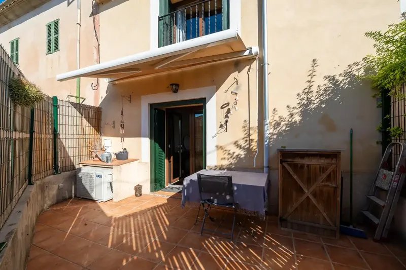 PINA – CALLE SINEU. Se vende acogedora casa de pueblo de dos plantas, situada en un entorno tranquilo y rodeado del carácter propio del inte — photo 2