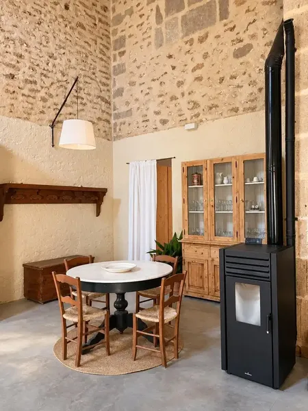 Piedra natural, un gran arco y techos de gran altura con vigas vistas definen el carácter de esta casa de campo tradicional mallorquina ubic — photo 7