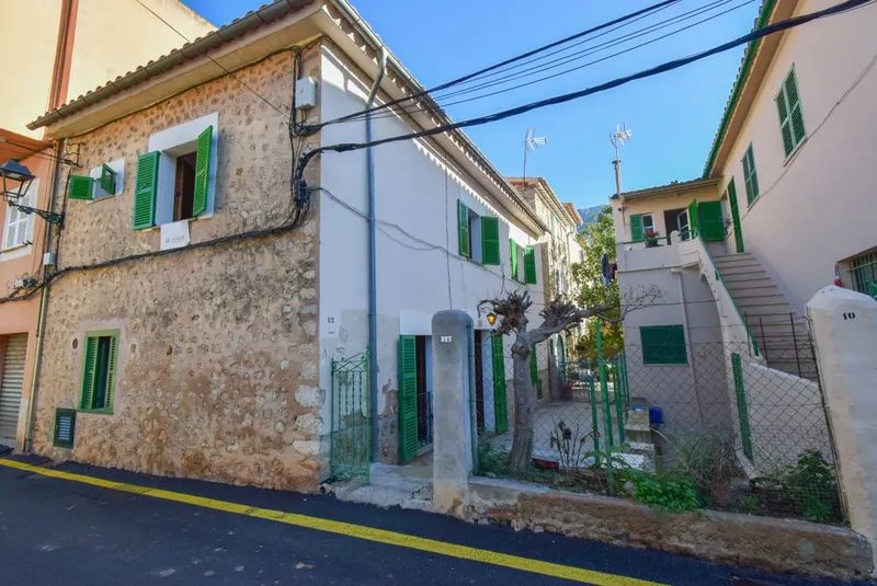 Typical Mallorcan house with a spacious patio in Sóller — photo 1
