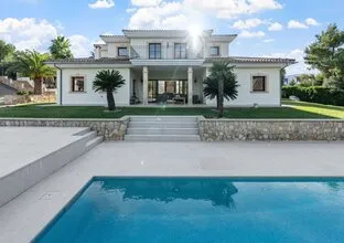 Elegant villa with spacious garden and pool — photo 1