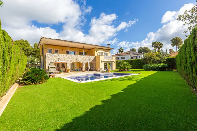 Mediterranean villa with great potential in a quiet location — photo 1